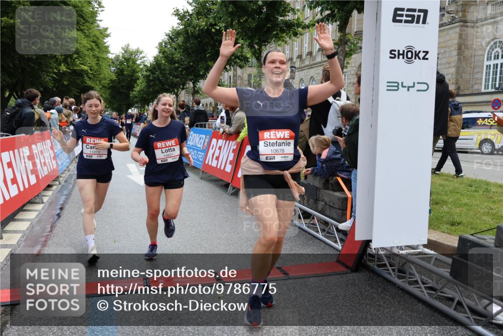 14.06.2026 - REWE Women's Run Strokosch-Dieckow http://msf.ph/oto/9786775 14.06.2026 10:10:01 Ziel 10078, 10257, 10359, 10379, 10621, 10627, 10678, 10862, 10886, 11202, 11213, 11405 meine-sportfotos.de