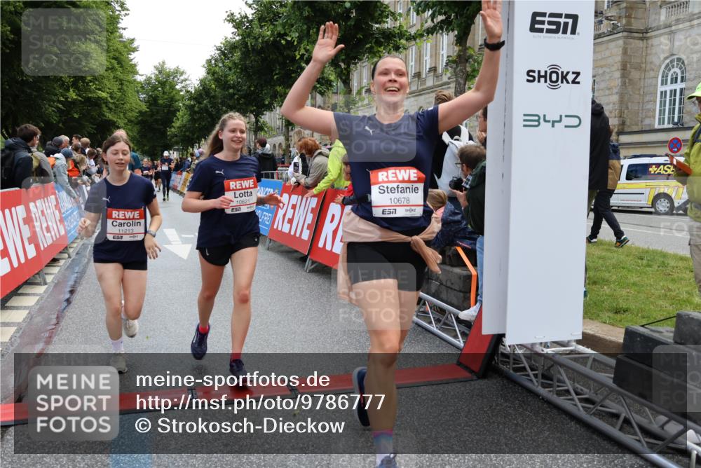 14.06.2026 - REWE Women's Run Strokosch-Dieckow http://msf.ph/oto/9786777 14.06.2026 10:10:01 Ziel 10078, 10257, 10359, 10379, 10621, 10627, 10678, 10862, 10886, 11202, 11213, 11405 meine-sportfotos.de