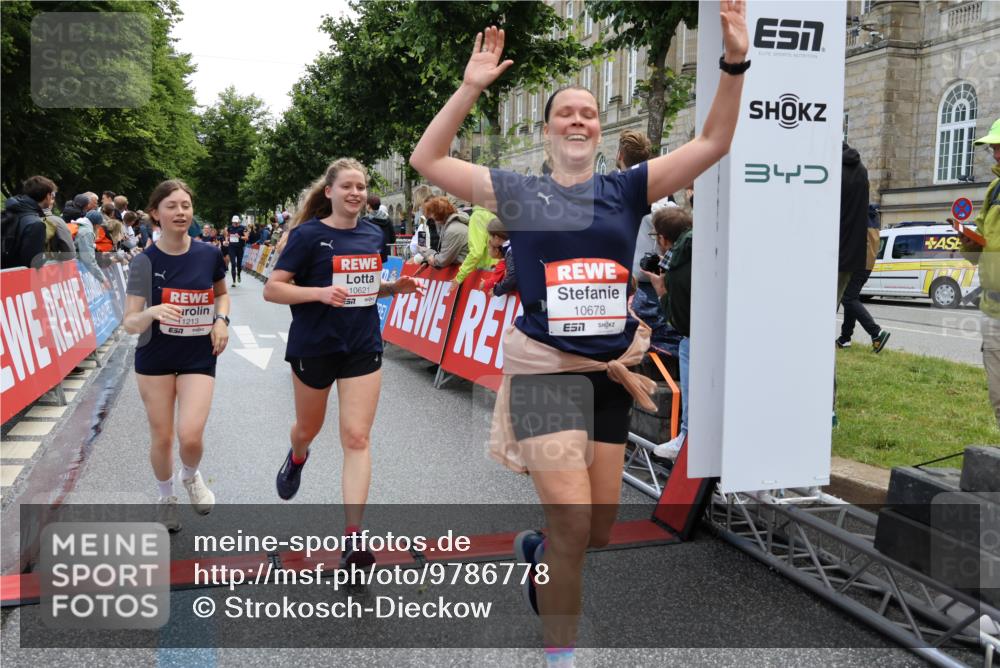 14.06.2026 - REWE Women's Run Strokosch-Dieckow http://msf.ph/oto/9786778 14.06.2026 10:10:02 Ziel 10078, 10257, 10359, 10379, 10621, 10627, 10678, 10862, 10886, 11202, 11213, 11405 meine-sportfotos.de
