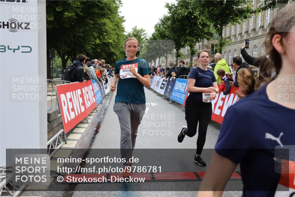 14.06.2026 - REWE Women's Run Strokosch-Dieckow http://msf.ph/oto/9786781 14.06.2026 10:10:03 Ziel 10078, 10257, 10359, 10379, 10621, 10627, 10678, 10886, 11202, 11213, 11405 meine-sportfotos.de