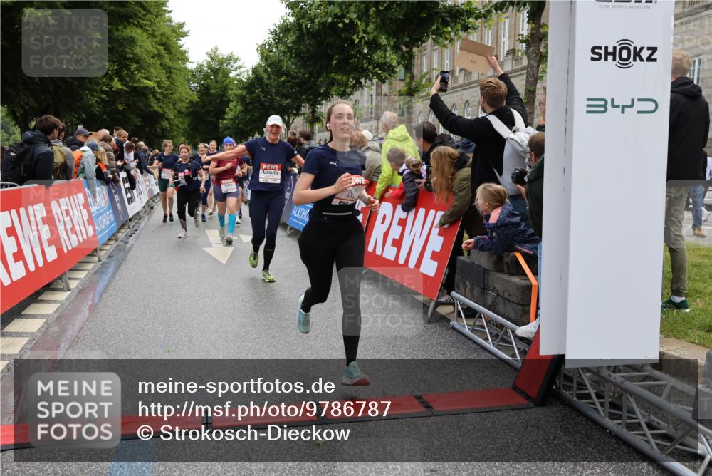 14.06.2026 - REWE Women's Run Strokosch-Dieckow http://msf.ph/oto/9786787 14.06.2026 10:10:08 Ziel 10078, 10079, 10257, 10313, 10469, 10585, 10621, 10627, 10678, 10944, 10950, 10951, 11147, 11213, 11277, 11504 meine-sportfotos.de