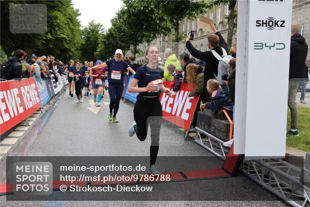 14.06.2026 - REWE Women's Run Strokosch-Dieckow http://msf.ph/oto/9786788 14.06.2026 10:10:08 Ziel 10078, 10079, 10257, 10313, 10469, 10585, 10621, 10627, 10678, 10944, 10950, 10951, 11147, 11213, 11277, 11504 meine-sportfotos.de