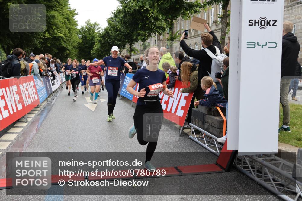 14.06.2026 - REWE Women's Run Strokosch-Dieckow http://msf.ph/oto/9786789 14.06.2026 10:10:08 Ziel 10078, 10079, 10257, 10313, 10469, 10585, 10621, 10627, 10678, 10944, 10950, 10951, 11147, 11213, 11277, 11504 meine-sportfotos.de