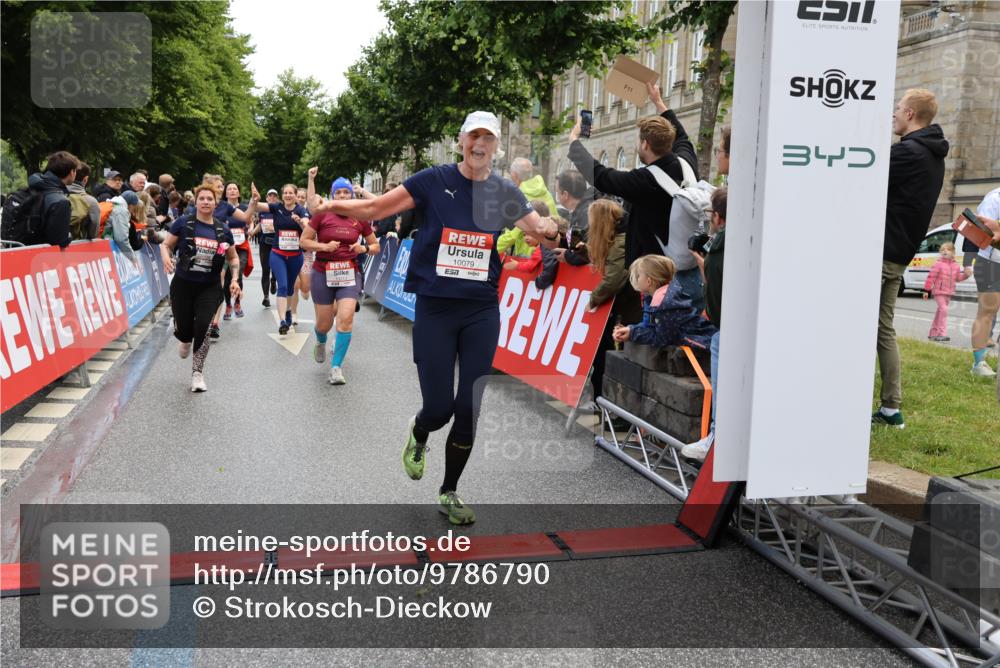 14.06.2026 - REWE Women's Run Strokosch-Dieckow http://msf.ph/oto/9786790 14.06.2026 10:10:10 Ziel 10078, 10079, 10313, 10445, 10469, 10585, 10627, 10944, 10950, 10951, 11147, 11277, 11504 meine-sportfotos.de