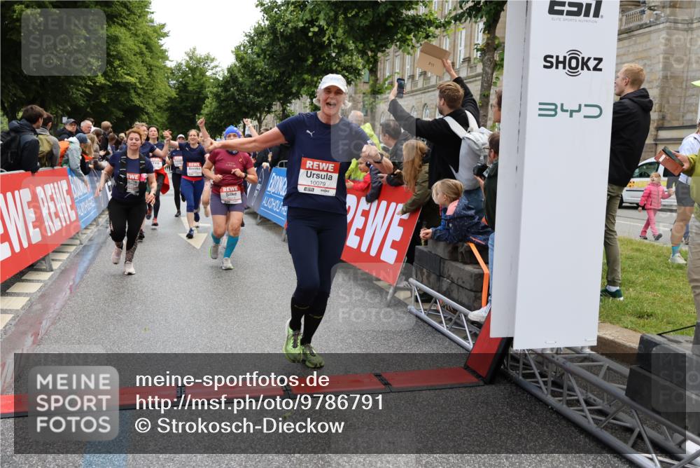 14.06.2026 - REWE Women's Run Strokosch-Dieckow http://msf.ph/oto/9786791 14.06.2026 10:10:10 Ziel 10078, 10079, 10313, 10445, 10469, 10585, 10627, 10944, 10950, 10951, 11147, 11277, 11504 meine-sportfotos.de