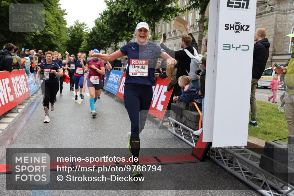 14.06.2026 - REWE Women's Run Strokosch-Dieckow http://msf.ph/oto/9786794 14.06.2026 10:10:10 Ziel 10078, 10079, 10313, 10445, 10469, 10585, 10627, 10944, 10950, 10951, 11147, 11277, 11504 meine-sportfotos.de