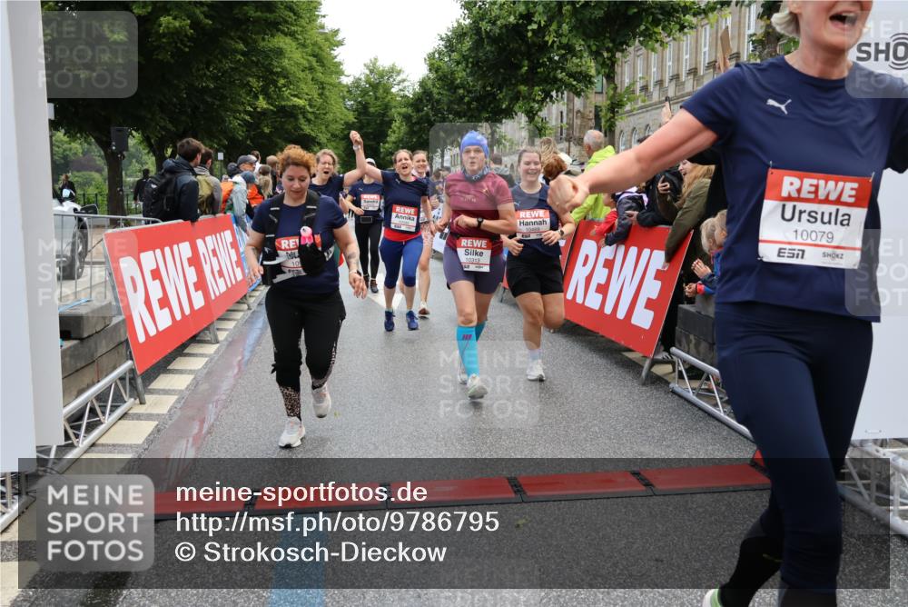 14.06.2026 - REWE Women's Run Strokosch-Dieckow http://msf.ph/oto/9786795 14.06.2026 10:10:10 Ziel 10078, 10079, 10313, 10445, 10469, 10585, 10627, 10944, 10950, 10951, 11147, 11277, 11504 meine-sportfotos.de