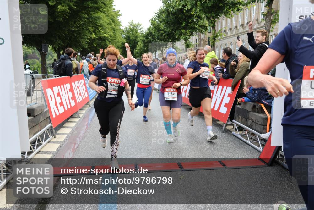 14.06.2026 - REWE Women's Run Strokosch-Dieckow http://msf.ph/oto/9786798 14.06.2026 10:10:11 Ziel 10078, 10079, 10313, 10445, 10469, 10585, 10944, 10950, 10951, 11147, 11277, 11504 meine-sportfotos.de