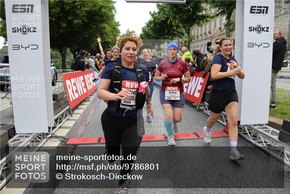14.06.2026 - REWE Women's Run Strokosch-Dieckow http://msf.ph/oto/9786801 14.06.2026 10:10:11 Ziel 10078, 10079, 10313, 10445, 10469, 10585, 10944, 10950, 10951, 11147, 11277, 11504 meine-sportfotos.de