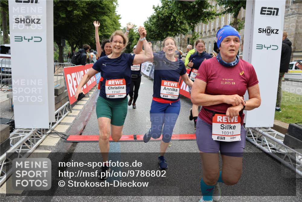 14.06.2026 - REWE Women's Run Strokosch-Dieckow http://msf.ph/oto/9786802 14.06.2026 10:10:12 Ziel 10079, 10313, 10445, 10469, 10585, 10944, 10950, 10951, 11147, 11277, 11504 meine-sportfotos.de