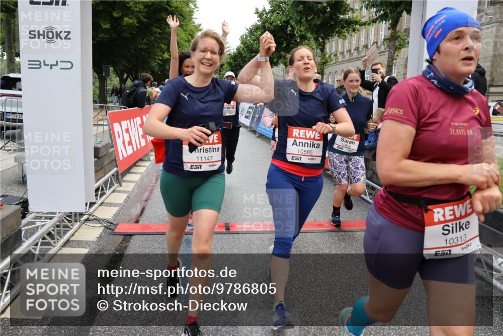 14.06.2026 - REWE Women's Run Strokosch-Dieckow http://msf.ph/oto/9786805 14.06.2026 10:10:12 Ziel 10079, 10313, 10445, 10469, 10585, 10944, 10950, 10951, 11147, 11277, 11504 meine-sportfotos.de