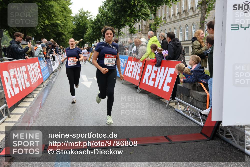 14.06.2026 - REWE Women's Run Strokosch-Dieckow http://msf.ph/oto/9786808 14.06.2026 10:10:19 Ziel 10313, 10445, 10469, 10585, 10950, 10951, 11147, 11152, 11239, 11277, 11474 meine-sportfotos.de