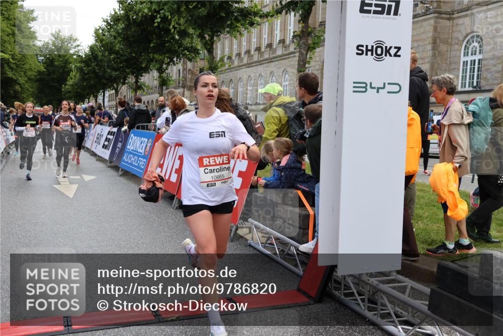 14.06.2026 - REWE Women's Run Strokosch-Dieckow http://msf.ph/oto/9786820 14.06.2026 10:10:24 Ziel 10413, 10665, 10917, 11152, 11239, 11453, 11474, 11498 meine-sportfotos.de