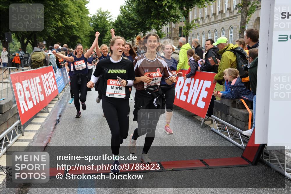 14.06.2026 - REWE Women's Run Strokosch-Dieckow http://msf.ph/oto/9786823 14.06.2026 10:10:28 Ziel 10293, 10412, 10413, 10665, 10702, 10703, 10890, 10917, 11152, 11453, 11487, 11498 meine-sportfotos.de