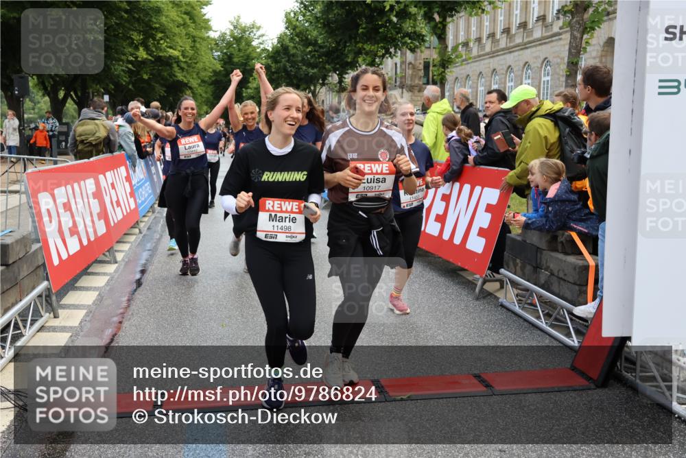 14.06.2026 - REWE Women's Run Strokosch-Dieckow http://msf.ph/oto/9786824 14.06.2026 10:10:28 Ziel 10293, 10412, 10413, 10665, 10702, 10703, 10890, 10917, 11152, 11453, 11487, 11498 meine-sportfotos.de