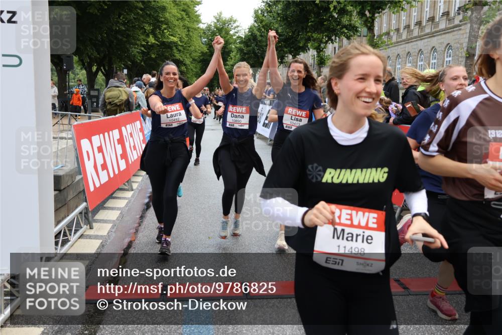 14.06.2026 - REWE Women's Run Strokosch-Dieckow http://msf.ph/oto/9786825 14.06.2026 10:10:29 Ziel 10293, 10412, 10413, 10665, 10702, 10703, 10890, 10917, 11152, 11453, 11487, 11498 meine-sportfotos.de