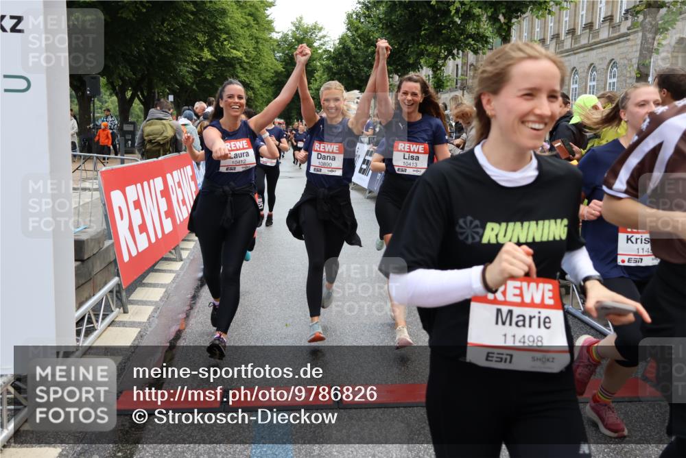 14.06.2026 - REWE Women's Run Strokosch-Dieckow http://msf.ph/oto/9786826 14.06.2026 10:10:29 Ziel 10293, 10412, 10413, 10665, 10702, 10703, 10890, 10917, 11152, 11453, 11487, 11498 meine-sportfotos.de