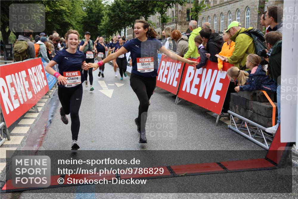 14.06.2026 - REWE Women's Run Strokosch-Dieckow http://msf.ph/oto/9786829 14.06.2026 10:10:35 Ziel 10185, 10293, 10412, 10413, 10702, 10703, 10878, 10890, 10903, 10917, 11022, 11178, 11339, 11345, 11453, 11486, 11487, 11498 meine-sportfotos.de
