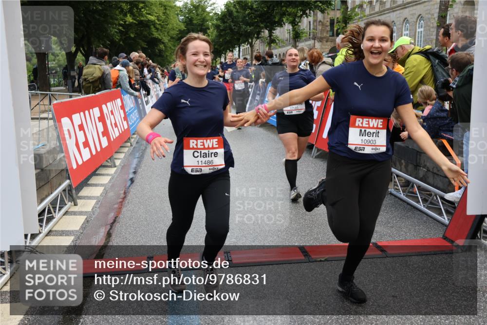 14.06.2026 - REWE Women's Run Strokosch-Dieckow http://msf.ph/oto/9786831 14.06.2026 10:10:36 Ziel 10185, 10293, 10412, 10413, 10702, 10703, 10878, 10890, 10903, 10917, 11022, 11178, 11339, 11345, 11453, 11486, 11487, 11498 meine-sportfotos.de