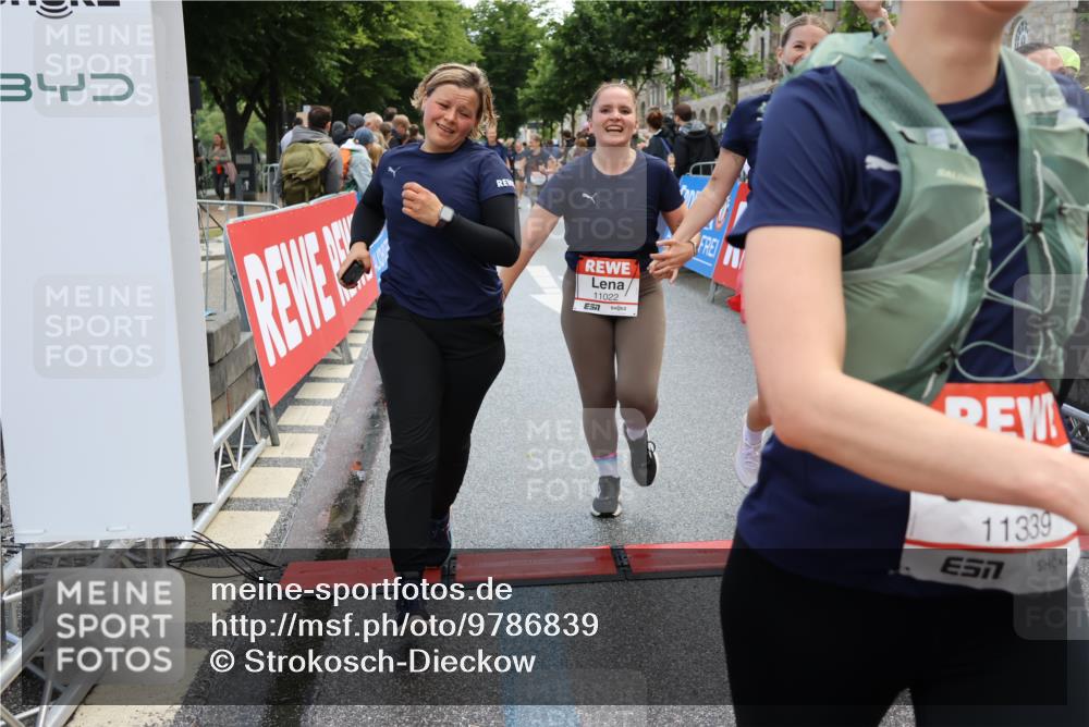 14.06.2026 - REWE Women's Run Strokosch-Dieckow http://msf.ph/oto/9786839 14.06.2026 10:10:39 Ziel 10185, 10293, 10425, 10464, 10878, 10903, 11022, 11178, 11339, 11345, 11486 meine-sportfotos.de