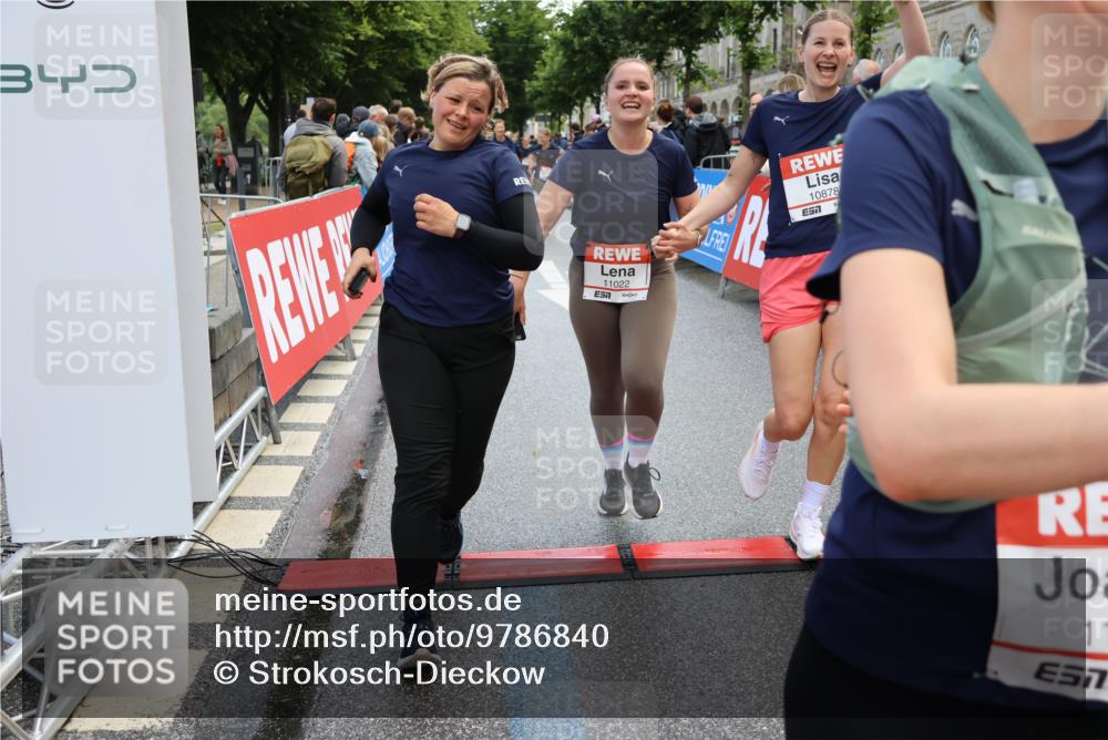 14.06.2026 - REWE Women's Run Strokosch-Dieckow http://msf.ph/oto/9786840 14.06.2026 10:10:39 Ziel 10185, 10293, 10425, 10464, 10878, 10903, 11022, 11178, 11339, 11345, 11486 meine-sportfotos.de