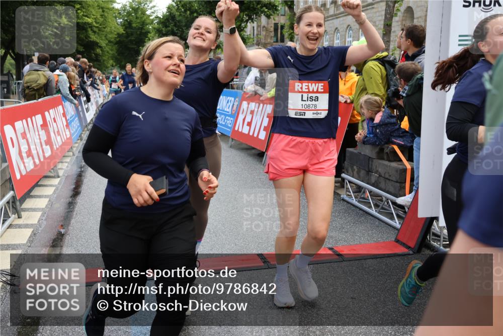 14.06.2026 - REWE Women's Run Strokosch-Dieckow http://msf.ph/oto/9786842 14.06.2026 10:10:40 Ziel 10185, 10425, 10464, 10878, 10903, 11022, 11178, 11339, 11345, 11486 meine-sportfotos.de