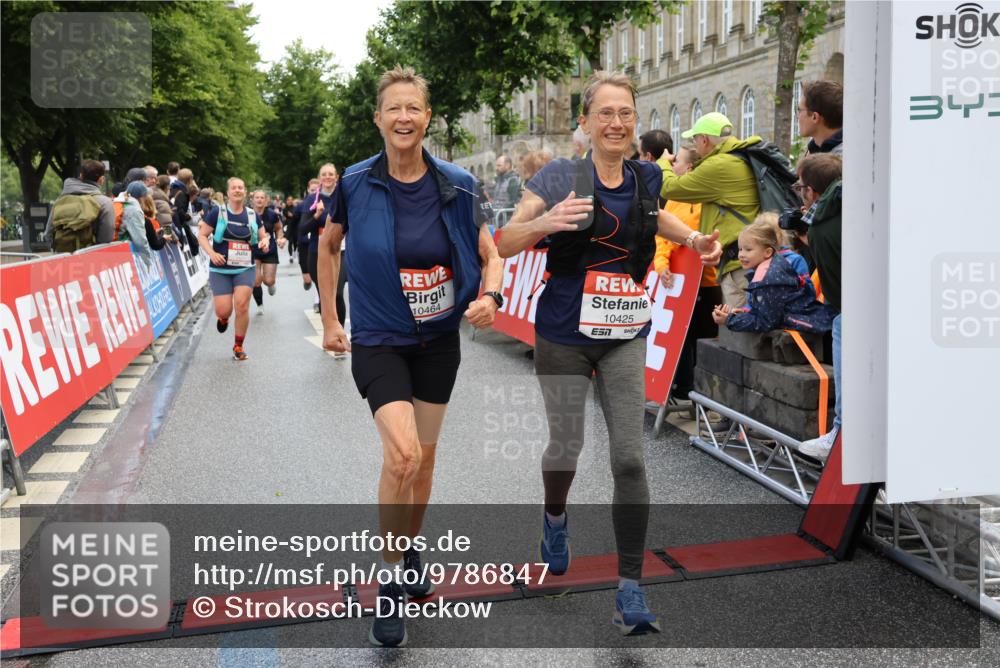 14.06.2026 - REWE Women's Run Strokosch-Dieckow http://msf.ph/oto/9786847 14.06.2026 10:10:44 Ziel 10185, 10238, 10425, 10439, 10464, 10557, 10878, 11022, 11178, 11271, 11339, 11345, 11435, 11527 meine-sportfotos.de