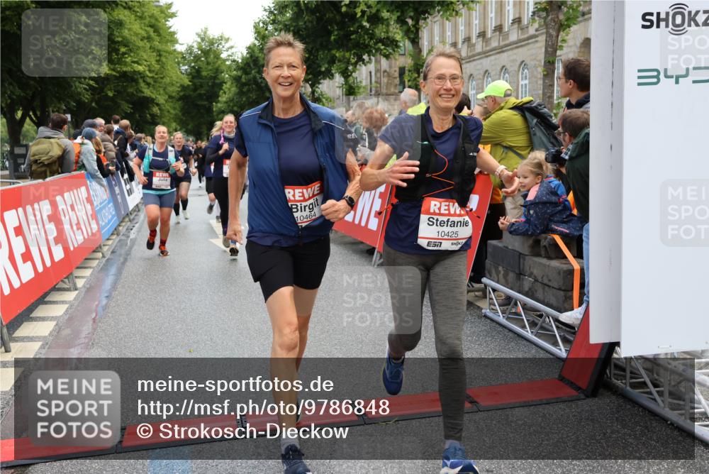 14.06.2026 - REWE Women's Run Strokosch-Dieckow http://msf.ph/oto/9786848 14.06.2026 10:10:44 Ziel 10185, 10238, 10425, 10439, 10464, 10557, 10878, 11022, 11178, 11271, 11339, 11345, 11435, 11527 meine-sportfotos.de