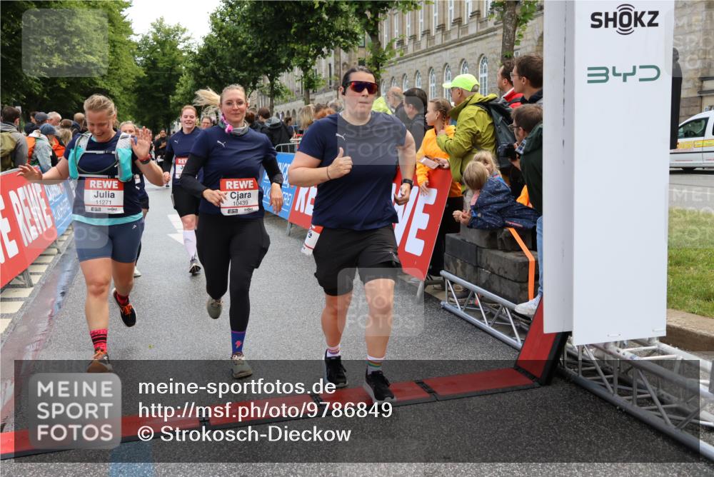 14.06.2026 - REWE Women's Run Strokosch-Dieckow http://msf.ph/oto/9786849 14.06.2026 10:10:45 Ziel 10238, 10425, 10439, 10464, 10557, 10878, 11022, 11178, 11271, 11339, 11345, 11435, 11527 meine-sportfotos.de