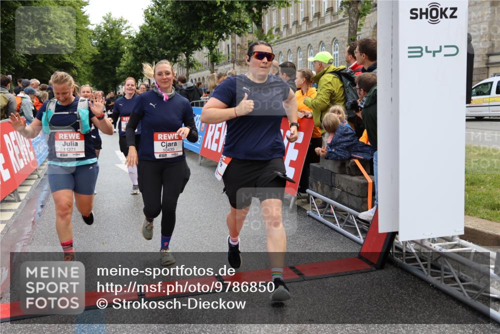 14.06.2026 - REWE Women's Run Strokosch-Dieckow http://msf.ph/oto/9786850 14.06.2026 10:10:45 Ziel 10238, 10425, 10439, 10464, 10557, 10878, 11022, 11178, 11271, 11339, 11345, 11435, 11527 meine-sportfotos.de