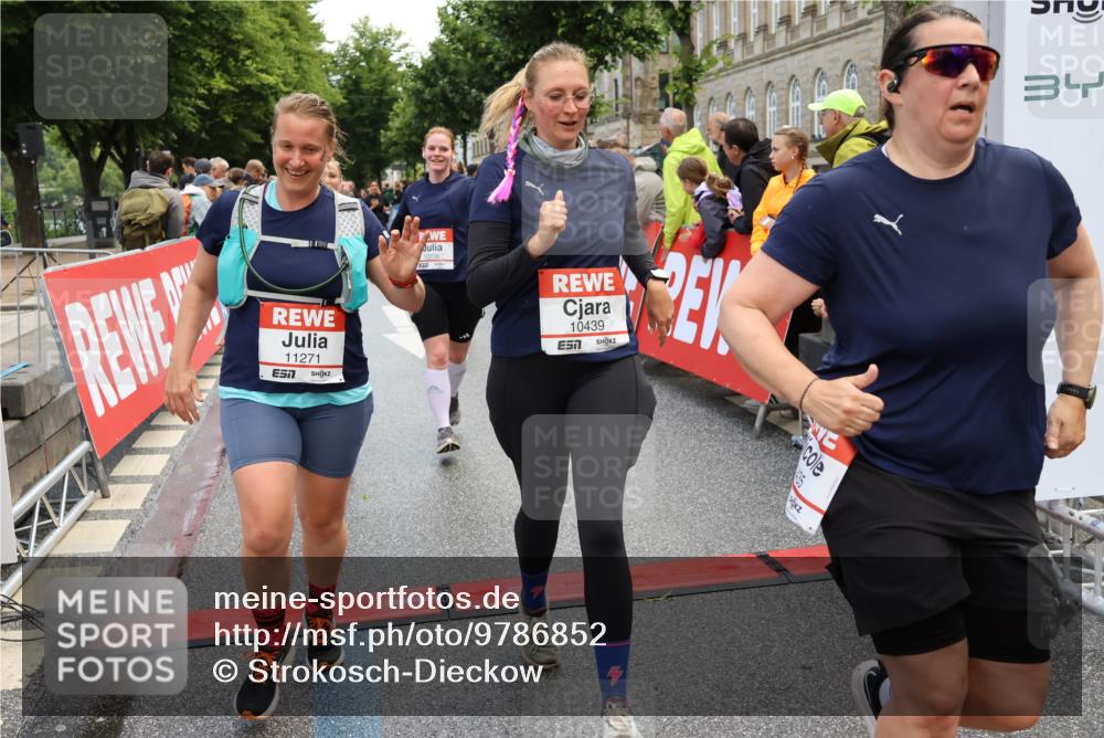 14.06.2026 - REWE Women's Run Strokosch-Dieckow http://msf.ph/oto/9786852 14.06.2026 10:10:46 Ziel 10238, 10425, 10439, 10464, 10557, 10878, 11022, 11178, 11271, 11339, 11345, 11435, 11527 meine-sportfotos.de