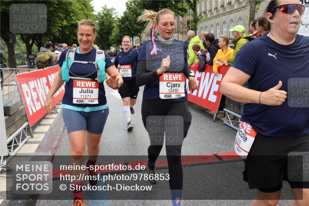 14.06.2026 - REWE Women's Run Strokosch-Dieckow http://msf.ph/oto/9786853 14.06.2026 10:10:46 Ziel 10238, 10425, 10439, 10464, 10557, 10878, 11022, 11178, 11271, 11339, 11345, 11435, 11527 meine-sportfotos.de