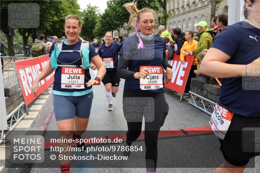 14.06.2026 - REWE Women's Run Strokosch-Dieckow http://msf.ph/oto/9786854 14.06.2026 10:10:46 Ziel 10238, 10425, 10439, 10464, 10557, 10878, 11022, 11178, 11271, 11339, 11345, 11435, 11527 meine-sportfotos.de