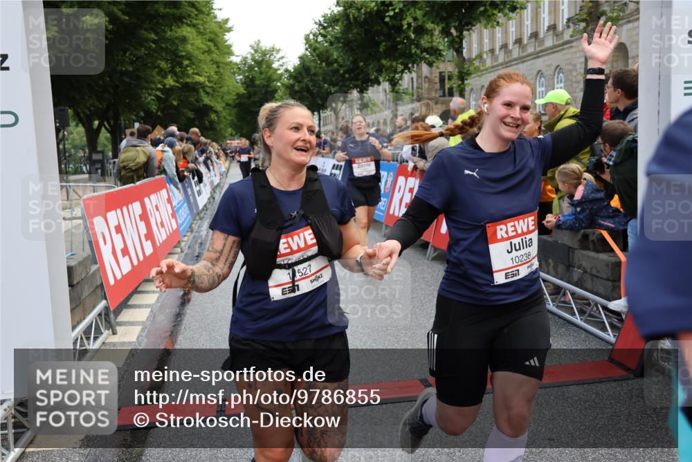 14.06.2026 - REWE Women's Run Strokosch-Dieckow http://msf.ph/oto/9786855 14.06.2026 10:10:47 Ziel 10238, 10425, 10439, 10464, 10557, 10575, 10878, 11022, 11178, 11271, 11345, 11435, 11527 meine-sportfotos.de