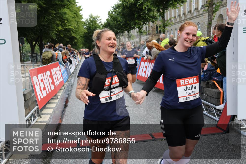 14.06.2026 - REWE Women's Run Strokosch-Dieckow http://msf.ph/oto/9786856 14.06.2026 10:10:47 Ziel 10238, 10425, 10439, 10464, 10557, 10575, 10878, 11022, 11178, 11271, 11345, 11435, 11527 meine-sportfotos.de