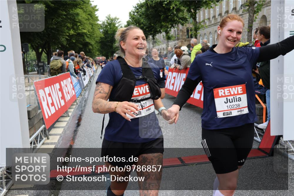 14.06.2026 - REWE Women's Run Strokosch-Dieckow http://msf.ph/oto/9786857 14.06.2026 10:10:47 Ziel 10238, 10425, 10439, 10464, 10557, 10575, 10878, 11022, 11178, 11271, 11345, 11435, 11527 meine-sportfotos.de