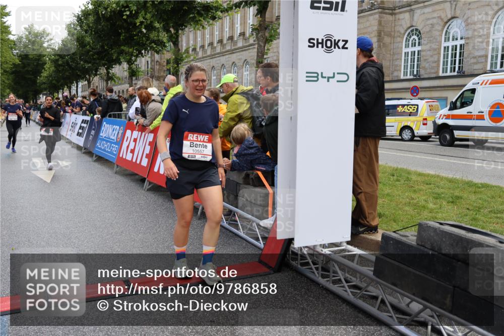 14.06.2026 - REWE Women's Run Strokosch-Dieckow http://msf.ph/oto/9786858 14.06.2026 10:10:49 Ziel 10238, 10425, 10439, 10460, 10464, 10557, 10575, 10591, 11271, 11435, 11527 meine-sportfotos.de
