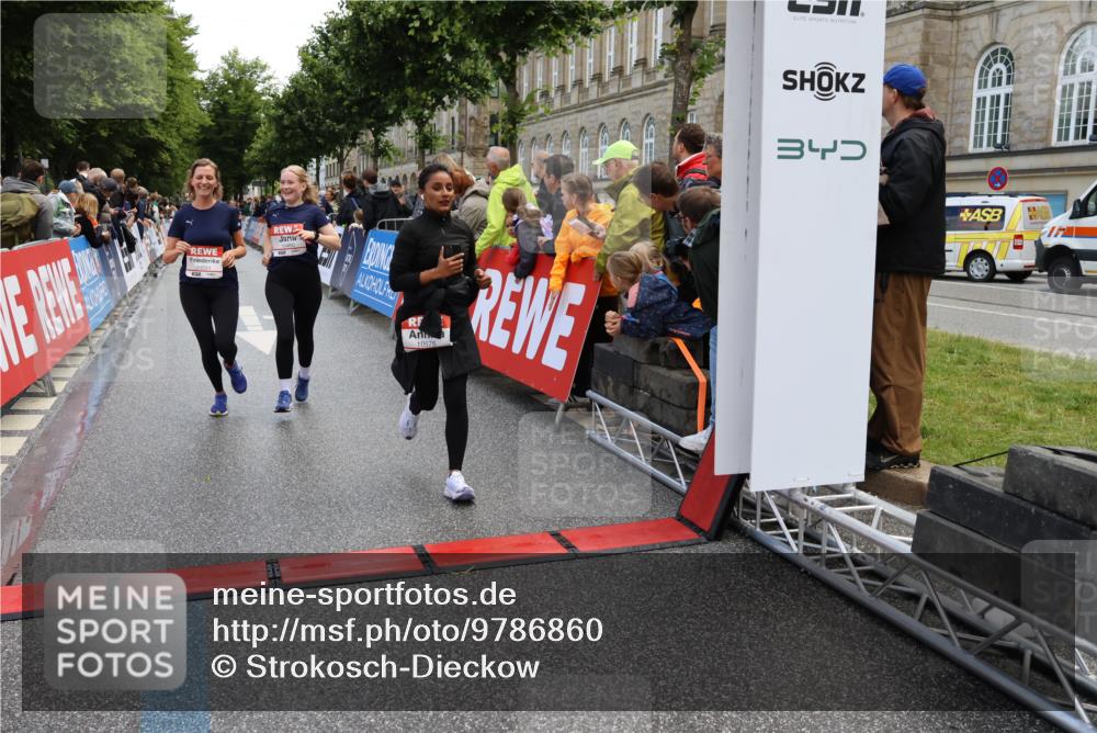 14.06.2026 - REWE Women's Run Strokosch-Dieckow http://msf.ph/oto/9786860 14.06.2026 10:10:51 Ziel 10238, 10425, 10439, 10460, 10464, 10557, 10575, 10591, 11271, 11435, 11527 meine-sportfotos.de