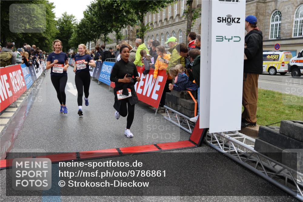 14.06.2026 - REWE Women's Run Strokosch-Dieckow http://msf.ph/oto/9786861 14.06.2026 10:10:52 Ziel 10238, 10439, 10460, 10557, 10575, 10591, 11271, 11435, 11527 meine-sportfotos.de