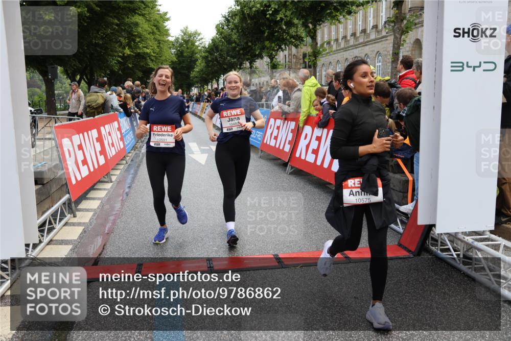 14.06.2026 - REWE Women's Run Strokosch-Dieckow http://msf.ph/oto/9786862 14.06.2026 10:10:52 Ziel 10238, 10439, 10460, 10557, 10575, 10591, 11271, 11435, 11527 meine-sportfotos.de
