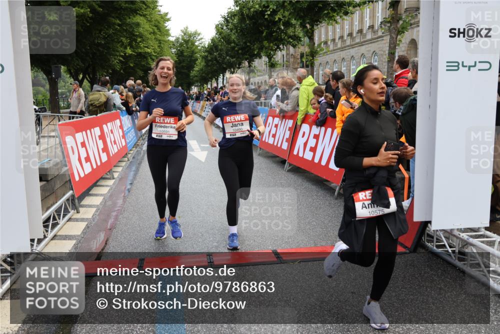 14.06.2026 - REWE Women's Run Strokosch-Dieckow http://msf.ph/oto/9786863 14.06.2026 10:10:52 Ziel 10238, 10439, 10460, 10557, 10575, 10591, 11271, 11435, 11527 meine-sportfotos.de