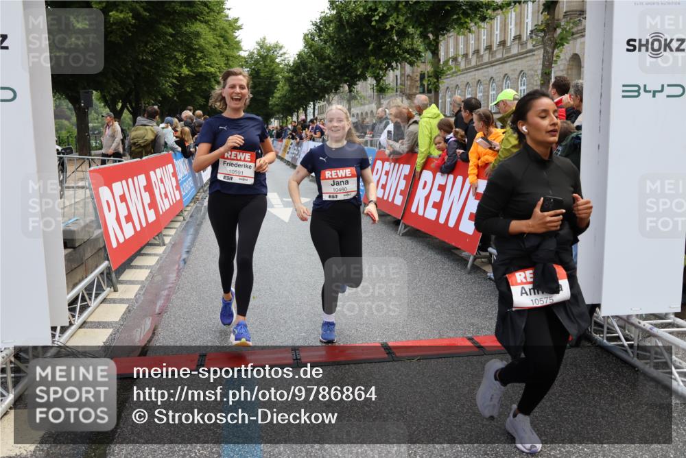 14.06.2026 - REWE Women's Run Strokosch-Dieckow http://msf.ph/oto/9786864 14.06.2026 10:10:52 Ziel 10238, 10439, 10460, 10557, 10575, 10591, 11271, 11435, 11527 meine-sportfotos.de
