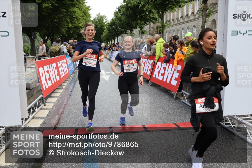 14.06.2026 - REWE Women's Run Strokosch-Dieckow http://msf.ph/oto/9786865 14.06.2026 10:10:52 Ziel 10238, 10439, 10460, 10557, 10575, 10591, 11271, 11435, 11527 meine-sportfotos.de