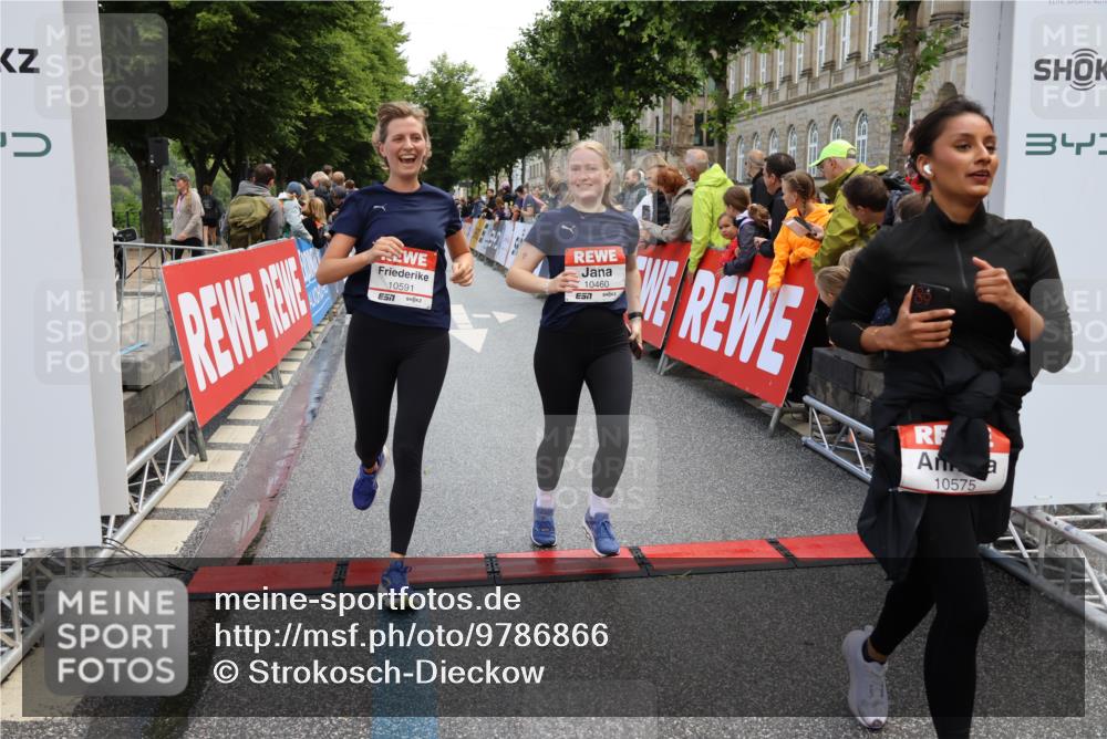 14.06.2026 - REWE Women's Run Strokosch-Dieckow http://msf.ph/oto/9786866 14.06.2026 10:10:52 Ziel 10238, 10439, 10460, 10557, 10575, 10591, 11271, 11435, 11527 meine-sportfotos.de
