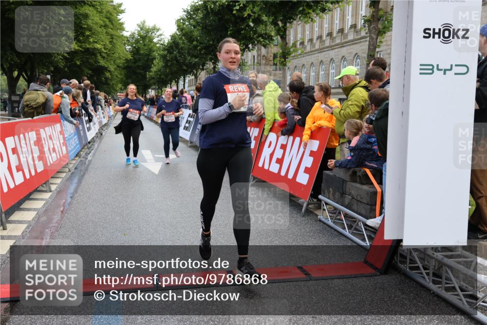 14.06.2026 - REWE Women's Run Strokosch-Dieckow http://msf.ph/oto/9786868 14.06.2026 10:10:58 Ziel 10426, 10460, 10503, 10575, 10591, 11170 meine-sportfotos.de