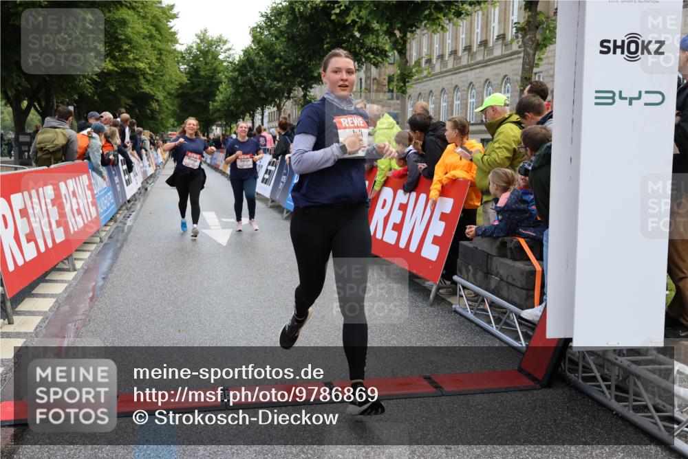 14.06.2026 - REWE Women's Run Strokosch-Dieckow http://msf.ph/oto/9786869 14.06.2026 10:10:58 Ziel 10426, 10460, 10503, 10575, 10591, 11170 meine-sportfotos.de