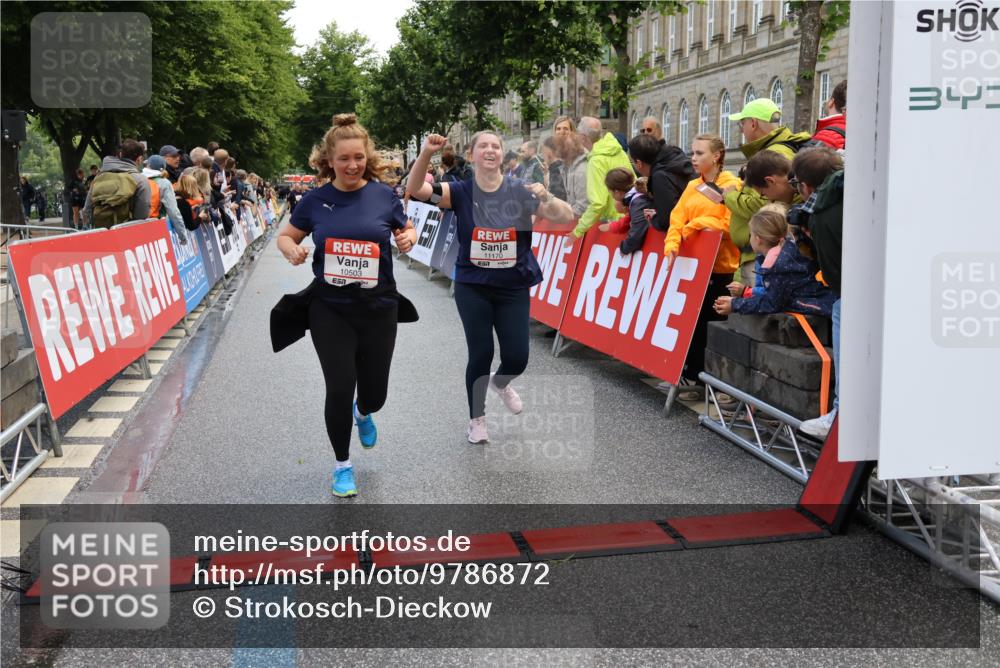 14.06.2026 - REWE Women's Run Strokosch-Dieckow http://msf.ph/oto/9786872 14.06.2026 10:11:00 Ziel 10426, 10460, 10503, 10591, 11170 meine-sportfotos.de