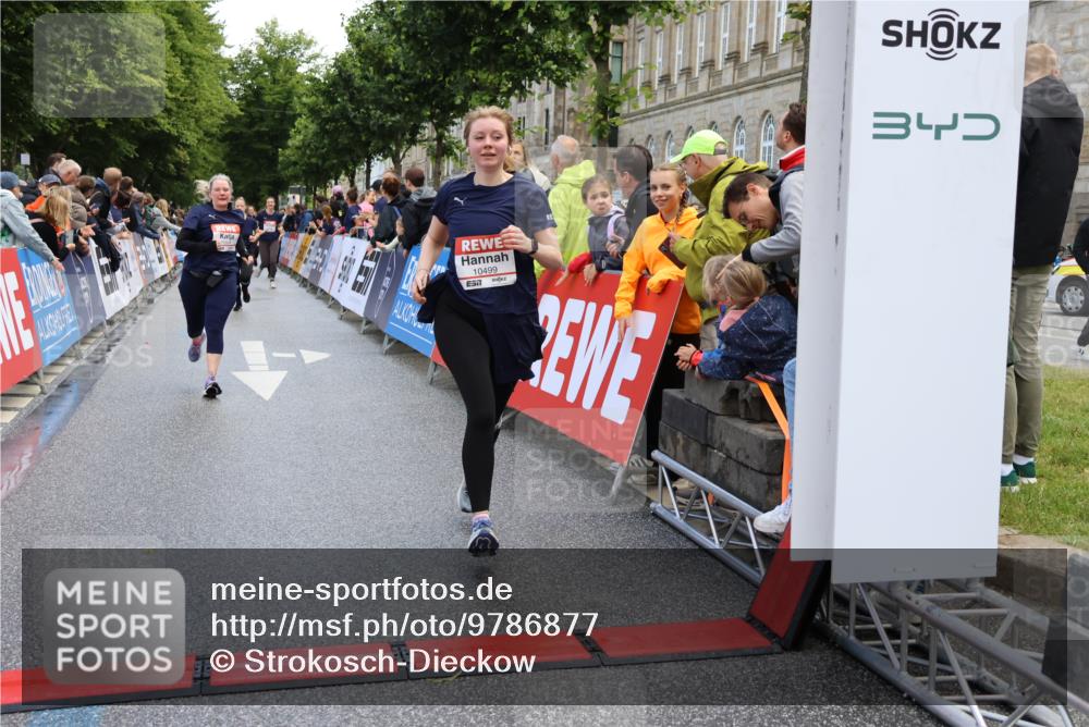 14.06.2026 - REWE Women's Run Strokosch-Dieckow http://msf.ph/oto/9786877 14.06.2026 10:11:08 Ziel 10499, 10503, 10514, 11170 meine-sportfotos.de