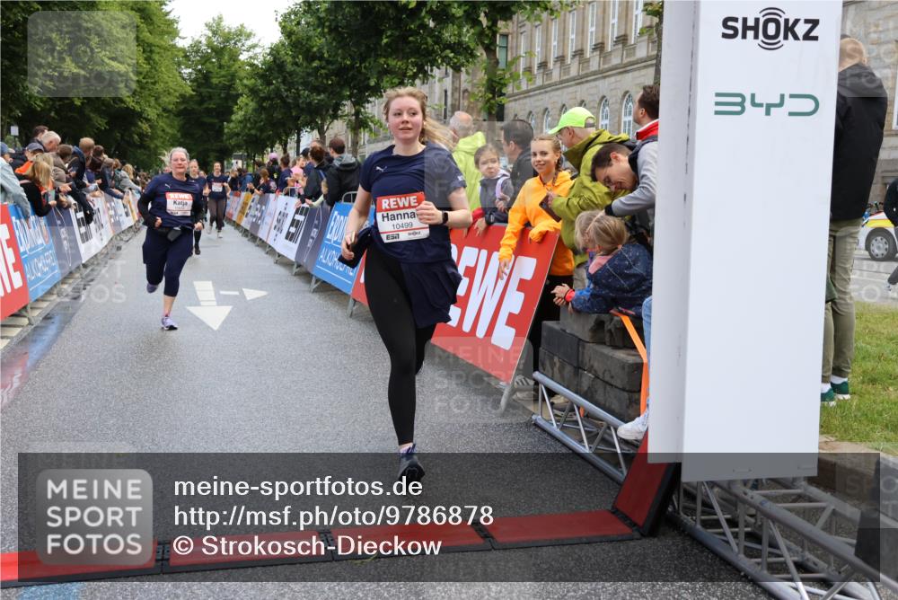 14.06.2026 - REWE Women's Run Strokosch-Dieckow http://msf.ph/oto/9786878 14.06.2026 10:11:08 Ziel 10499, 10503, 10514, 11170 meine-sportfotos.de