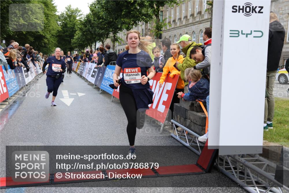 14.06.2026 - REWE Women's Run Strokosch-Dieckow http://msf.ph/oto/9786879 14.06.2026 10:11:08 Ziel 10499, 10503, 10514, 11170 meine-sportfotos.de